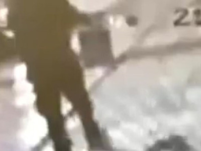 Ιλίσια: Η στιγμή που άνδρας αφήνει χάρτι...