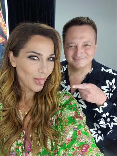 Η Δέσποινα Βανδή σε selfies με τον Αιγιώτη δημοσιογράφο Νίκο Ελευθερίου Η Δέσποινα Βανδή σε selfies με τον Αιγιώτη δημοσιογράφο Νίκο Ελευθερίου