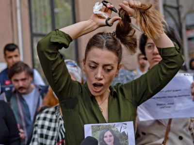 Ιράν: «Έκοψα τα μαλλιά μου από θυμό για ...