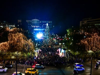 Πλατεία Συντάγματος: Φωταγωγήθηκε το χρι...