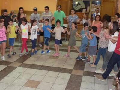 Πάτρα: Γέμισε χαμόγελα και χορό το στέκι...