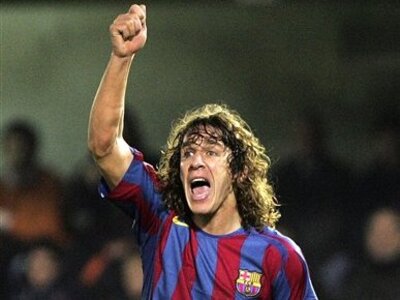 Ο Carles Puyol ημίγυμνος μπροστά στην Βα...