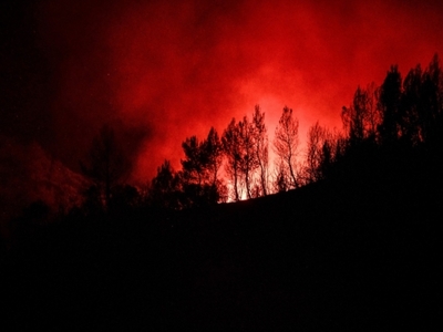 Φωτιές: Ολονύχτια μάχη με τις φλόγες στη...
