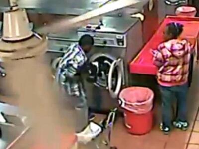 Γονείς έβαλαν το παιδί τους σε δημόσιο πλυντήριο! 