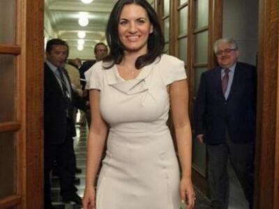 Αγκαλιά με το σκυλάκι της απάντησε η Όλγ...