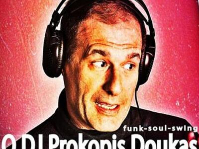 Ο δημοσιογράφος Προκόπης Δούκας με την ι...