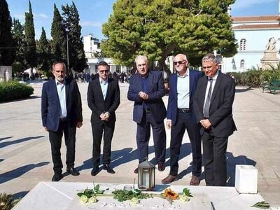 Ένα λουλούδι για τον Αντρέα Παπανδρέου