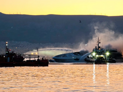 Φωτιά σε γιοτ στη Μαρίνα Ζέας – Τρία σκά...