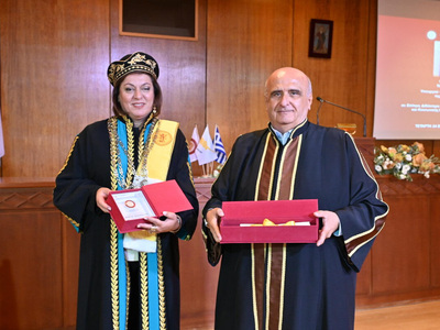 H Υπουργός Παιδείας Αθλητισμού και Νεολα...