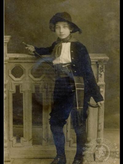 Μασκαρεμένη σε χορό τής φιλαρμονικής, 1922