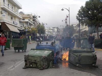 Έβαλαν φωτιές σε κάδους και πέταξαν μολό...