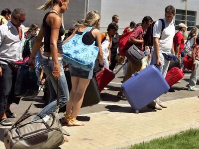 Πάνω από 80.000 τουρίστες έχουν εγκλωβισ...