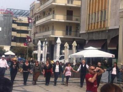 Πάτρα: Τα ΚΑΠΗ το γλέντησαν στην πλατεία Γεωργίου