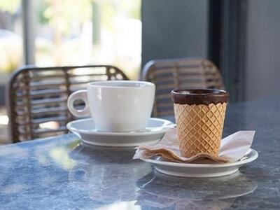 Μία καφετέρια στην Ελλάδα σερβίρει καφέ ...