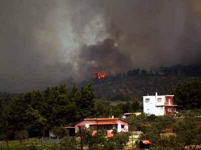 Φωτιά στην Κόρινθο απειλεί οικισμούς 