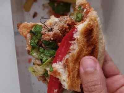 Πάτρα: Το χάμπουργκερ είχε μέσα και...σύρμα! 