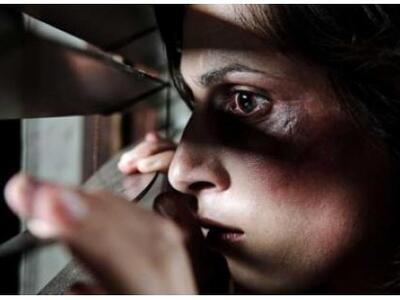 Βοήθεια! 1 στις 4 γυναίκες στην Ελλάδα έ...