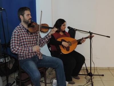 Η ορχήστρα αποτελούμενη από τους : Γιάνν...