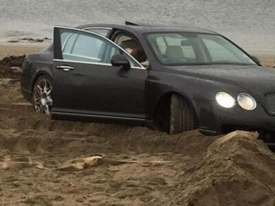Κόλλησε την άμμο με μια Bentley... 160.0...
