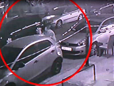 Η στιγμή που 50χρονος χαρακώνει ΙΧ με μα...