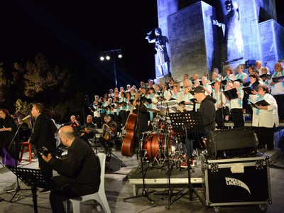 Μαρία Φαραντούρη και Μανώλης Μητσιάς καθήλωσαν το κοινό στα Καλάβρυτα