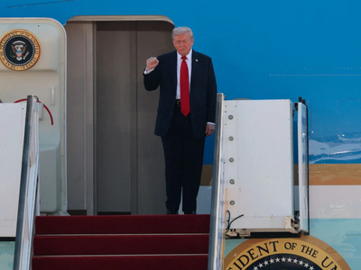 Με υψωμένη γροθιά και λέγοντας «ευχαριστ...