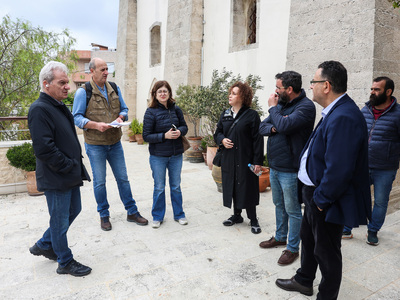 Βούτες: Εκκενώνονται τουλάχιστον τέσσερα...