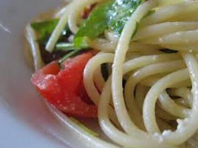 Σπαγγέτι με φρέσκια ντομάτα, φέτα και μυρωδικά!