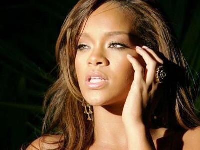 Η Ριάνα σκύβει με νάζι κι αποκαλύπτει το...