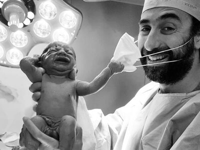 Η φωτογραφία με το μωρό και τη μάσκα που...