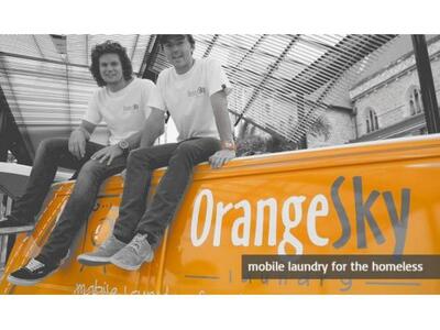 Πλένουν δωρεάν τα ρούχα των αστέγων