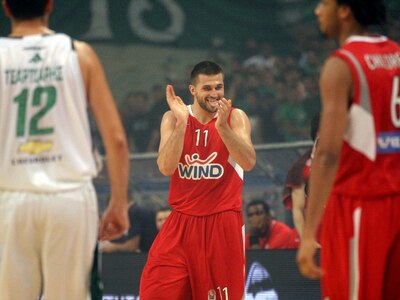 Ξεκίνησε έπειτα από καθυστέρηση ο αγώνας...