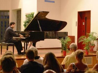 Αίγιο: «Μάγεψε» ο σολίστας πιάνου Παναγι...