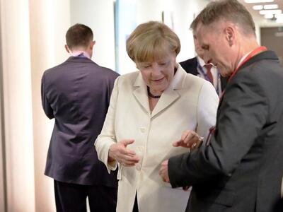 Πέφτει η δημοτικότητα της Μέρκελ, λόγω τ...