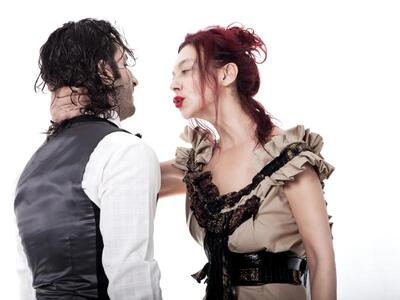 «Στη Σκιά Του» του  Edgar Chias στο Διεθ...