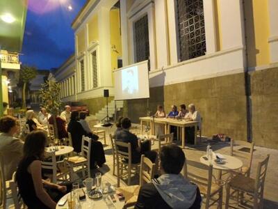 Στο Εδέατρο, στον πεζόδρομο, στο Αρχαιολ...