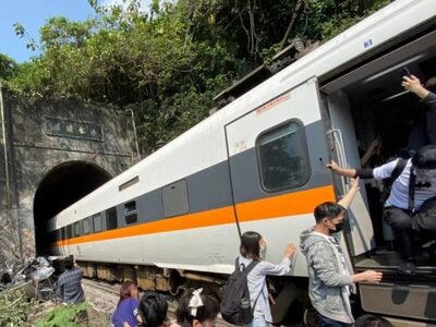 Ταϊβάν: Τρένο συγκρούστηκε με ΙΧ που δεν...