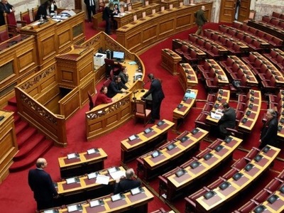 Σε εξέλιξη η ονομαστική ψηφοφορία για τι...