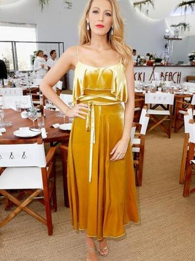 Mε χρυσό βελούδινο φόρεμα Valentino στο ...