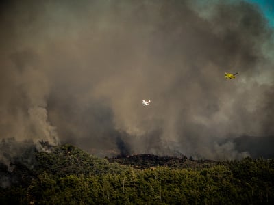 Φωτιά στη Ρόδο: Νέα μηνύματα για εκκενώσ...