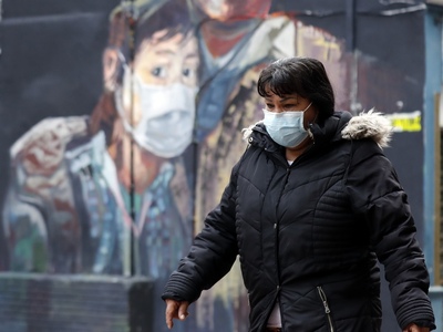 Κορωνοϊός: Πρέπει να φοράμε όλοι μάσκα;