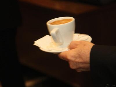 Όσοι πίνουν καφέ κάνουν λιγότερα λάθη στη δουλειά