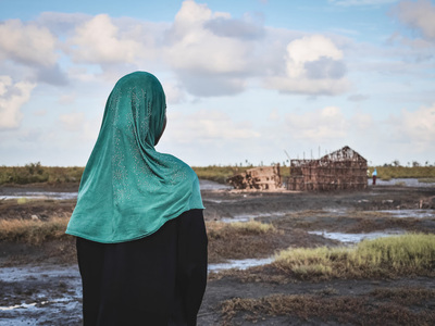 Μια γυναίκα στο χωριό Quelimane παρατηρε...