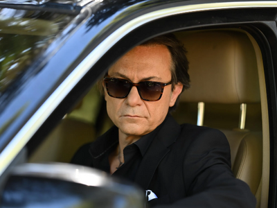 Να μ’ αγαπάς: Ο Άγγελος βρίσκει φωτογραφ...