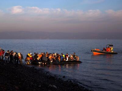 Με σκουφάκια Άη Βασίλη υποδέχτηκαν πρόσφ...