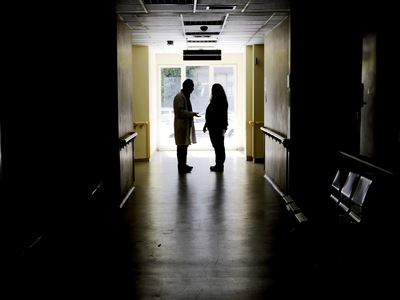 Τρώνε ξύλο γιατροί και εργαζόμενοι στα νοσοκομεία