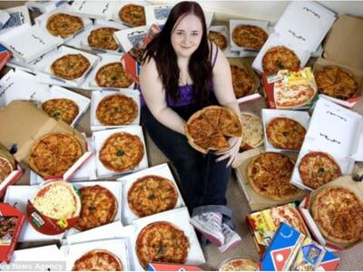 Ζει τρώγοντας μόνο πίτσα πρωί , μεσημέρι...