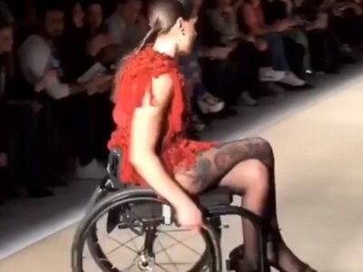 Στην πασαρέλα με το αναπηρικό της αμαξίδ...