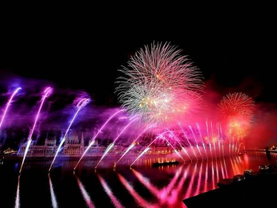 Ουγγαρία: Εντυπωσιακά πυροτεχνήματα για ...