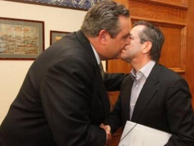 Ο Νίκος Νικολόπουλος παραδίδει την επιτα...